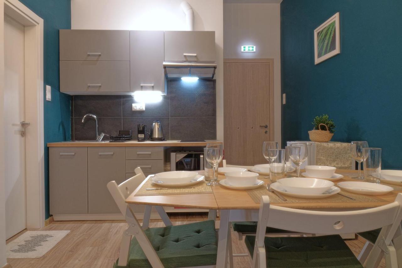 You & Me Cozy Apartments By Zain Атина Екстериор снимка